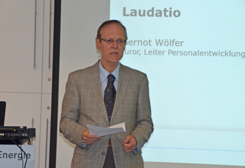 Gernot Wölfer von der Volksbank Oberberg hielt die Laudatio. (Foto: OBK)