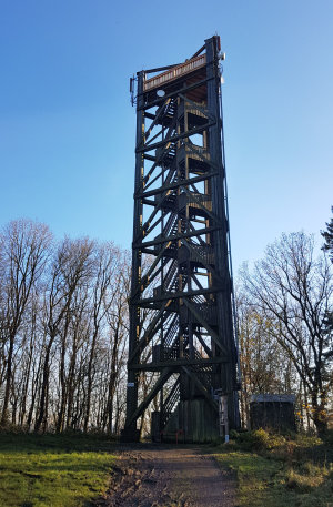 Der Aussichtsturm "Auf dem Knollen" kann wieder bestiegen werden. (Foto: Naturpark Bergisches Land)
