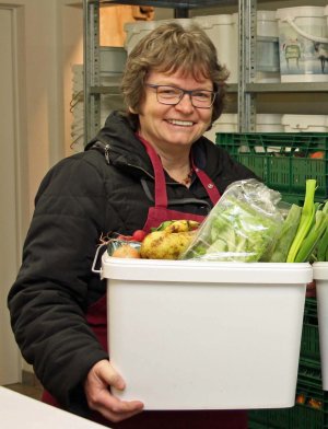 Beim Portionieren der Lebensmittelspenden für die Gummersbacher Tafel hat Sabine Thurn, Leiterin des Rechtsamtes, geholfen (Foto: OBK). 
