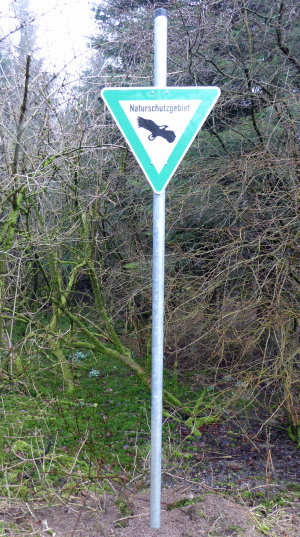 Das grün-weiße Schild mit dem markanten Greifvogel weist auf die Naturschutzgebiete hin. (Foto: OBK)