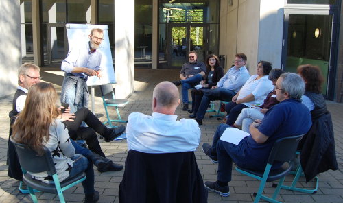 Workshops bildeten das Nachmittags-Programm des Fachtags. Konrad Gerards (Stadt Wiehl) leitete den Workshop zur "Zusammenarbeit von Haupt- und Ehrenamt im kommunalen Netzwerk". (Foto: OBK)