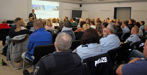 Mitarbeitende von Verwaltung und Polizei informierten sich über Gefahren und Gegenstrategien. (Foto: OBK) 