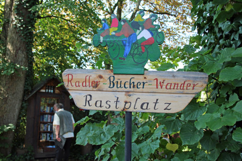 Ein Radler- und Wanderrastplatz mit Büchern und Getränken bietet die Dorfgemeinschaft Egen an einem lauschigen Platz nahe der Kirche. (Foto: OBK)