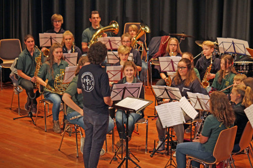 Das Jugendorchester des Musikvereins Linde unter der Leitung von Niklas Pinner. (Foto: OBK)