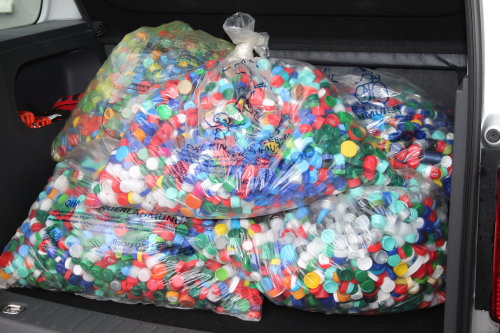 Fünf Säcke Plastikdeckel konnten in den vergangenen zwei Monaten gesammelt werden. (Foto: OBK)