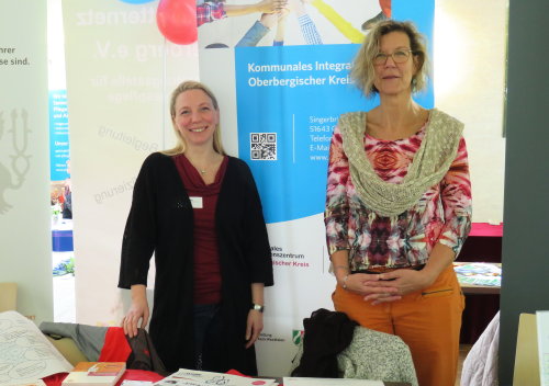 Suse Düring-Hesse (Leiterin des KI, v.l.) und Birgit Pempera(Koordinatorin im Fachbereich Bildung des KI)freuen sich über die positive Resonanz der Teilnehmenden zur Fachveranstaltung.(Symbolfoto: OBK)