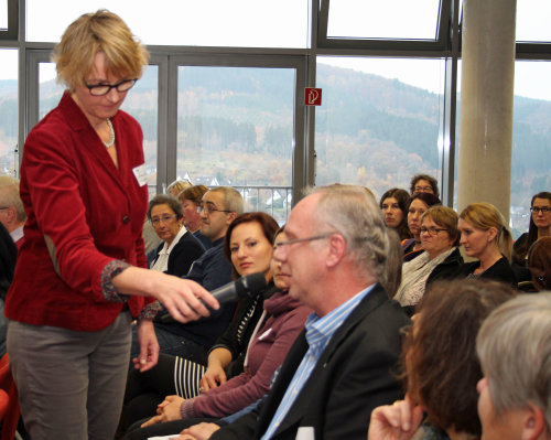 Anke Bruns gab den Teilnehmenden die Gelegenheit in die Diskussionrunde einzusteigen und Experten zu befragen (Foto: OBK).