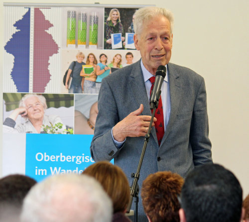 Dr. Henning Scherf stellt integrative Wohngemeinschaften vor, die alten Menschen größtmögliche Selbständigkeit bieten.(Foto: OBK)