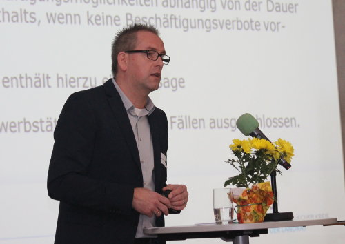 Herr Brinkmann vom Kreisordnungsamt informierte über den Ablauf eines Asylverfahrens und aktuelle rechtliche Rahmenbedingungen. (Foto: OBK)