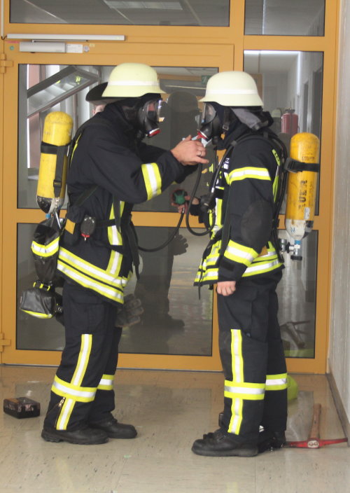 Unter Atemschutz betreten die Feuerwehrleute die verrauchte Station. (Foto: OBK)