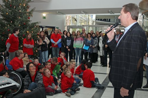Landrat Jochen Hagt dankte für das besondere Weihnachtskonzert. (Foto: OBK) 