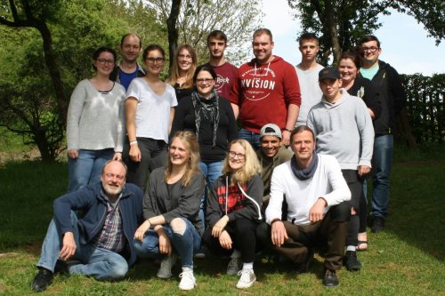 Kreisjugendpfleger Jochen Schacht (unten links) mit den Teilnehmenden und Referenten der Jugendleiterschulung 2018. (Foto: OBK)