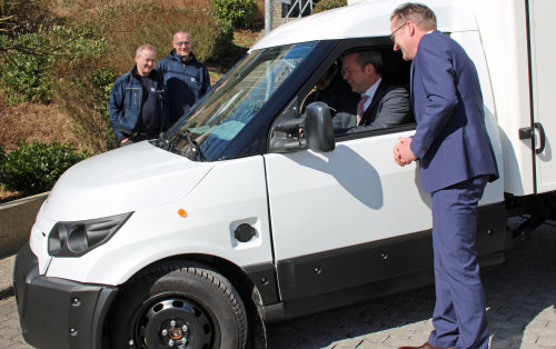 Kreisdirektor Klaus Grootens setzte sich ebenfalls hinter das Steuer des neuen E-Nutzfahrzeugs. (Foto: OBK) 