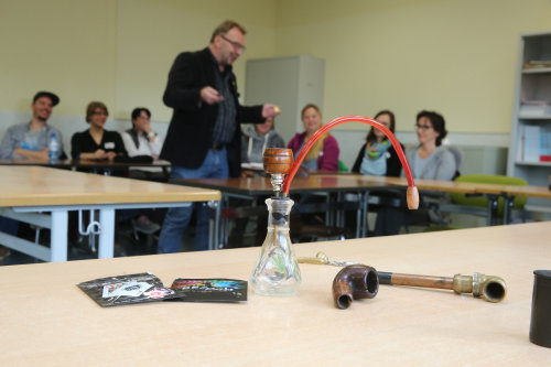 Im Workshop Stoffkunde lernen die Teilnehmer verschiedene illegale Substanzen und deren Wirkung kennen, angeleitet von Harald Gaadt, Kriminalprävention. (Foto: OBK)