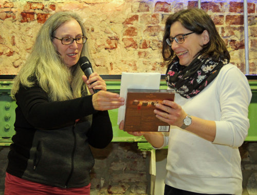 Initiatorin Irmgard Hannoschöck bedankt sich bei Berufsschullehrerin Daniela Menn für das Engagement ihrer Deutschklasse beim diesjährigen Autorenwettbewerb. (Foto: OBK)