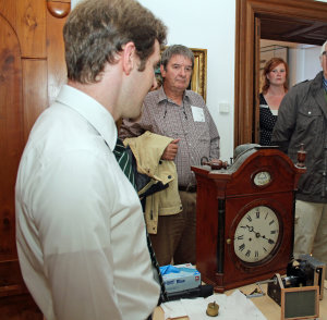 Restaurator Paul Kostial ist ein Spezialist für historische Uhren (Foto: OBK) 
