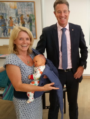 Familien-Infotag 2018: Familienhebamme Bettina Bremer zeigt Sozialdezernent Ralf Schmallenbach wie man eine Babytrage richtig anlegt.(Foto: OBK) 