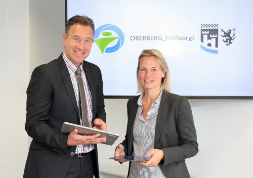 Ralf Schmallenbach (Sozial- und Gesundheitsdezernent des Oberbergischen Kreises) und Dr. Jessica Möltgen (Projektleitung OBERBERG_FARIsorgt) freuen sich, dass OBERBERG_FAIRsorgt jetzt starten kann. (Foto: OBK)
