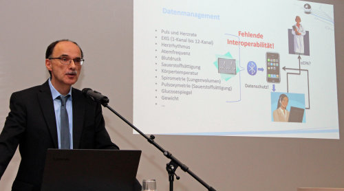 Rainer Beckers erklärte wie Datenmanagement im Bereich Telemedizin funktioniert. (Foto: OBK)