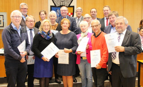 In der Sitzung des Kreistages am 10. Oktober 2019 ehrte Landrat Jochen Hagt gleich 15 Kreistagsmitglieder für die langjährige Zugehörigkeit. (Foto: OBK)