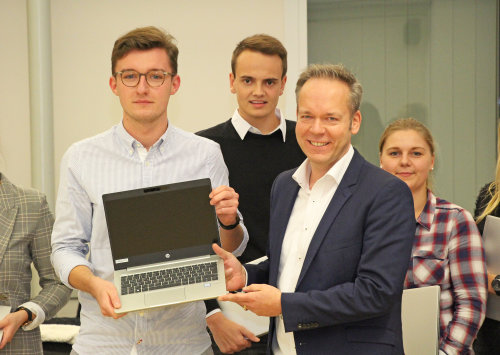 Kreisdirektor Klaus Grootens übergab die Laptops an die Auszubildenden in den Verwaltungsberufen. (Foto: OBK)