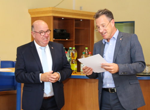 Bürgermeister Wilfried Holberg (l.) und Ralf Schmallenbach (Gesundheits- und Sozialdezernent des Oberbergischen Kreises) übergaben die Zertifikate an die ehrenamtlichen Familienpatinnen und -paten. (Foto: OBK)