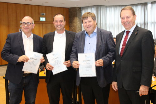 Frank Mederlet (SPD, v.l.n.r.), Michael Stefer (CDU) und Reinhold Müller (FDP) sind seit 20 Jahren im Kreistag. Landrat Jochen Hagt gratulierte ihnen. (Foto: OBK)