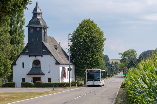 Die Linie 421 schafft mehr Angebote für Pendler und Freizeitnutzer. Sie führt unter anderem an der Kapelle des Hl. Antonius in der Ortschaft Waldbruch (Lindlar) vorbei. (Foto: RVK)