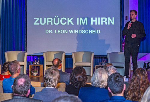  
Dr. Leon Windscheid ist Wirtschaftspsychologe, Autor und Keynotespeaker. (Foto: OBK)
