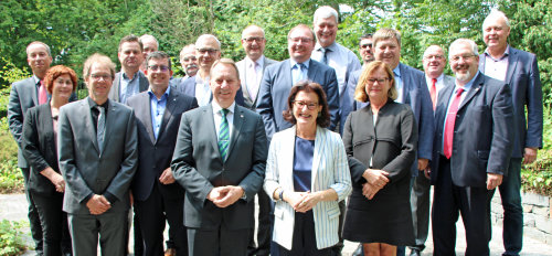 Landrat Jochen Hagt und die 13 oberbergischen Bürgermeister sind im Gespräch mit Regierungspräsidentin Gisela Walsken über den zukünftigen Regionalplan. (Foto: OBK)