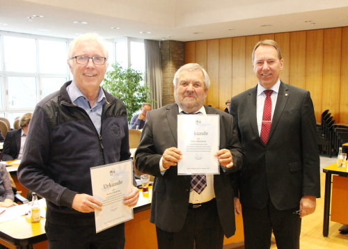 Landrat Jochen Hagt (v.r.n.l.) gratulierte Axel Orsterberg (CDU) und Helmut Schäfer (GRÜNE)zum 25-jährigen Engagement im Kreistag. (Foto: OBK)