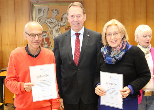 35 Jahre Kreistagsmitglied: Landrat Jochen Hagt (Mitte) gratulierte Ralf Wurth und Ursula Mahler (Beide SPD). (Foto: OBK)