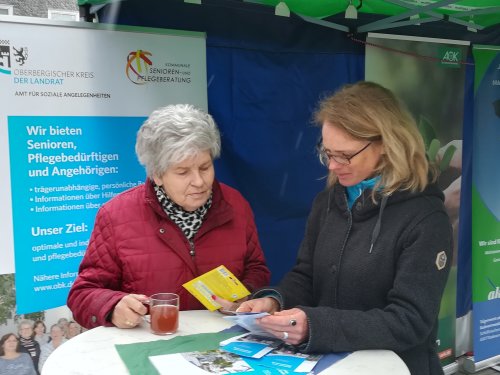 Margot Grüterich mit Christine Prinz im Gespräch über das kreisweite Angebot der Senioren- und Pflegeberatung. (Foto: OBK) 