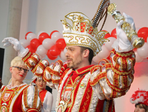 Der temperamentvolle Auftritt von Prinz Marcel und seiner Prinzessin Nadine, Karnevalsgesellschaft Rot-Weiß Fenke. (Foto: OBK)  