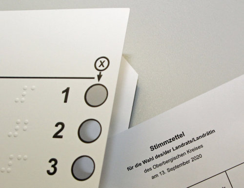 Am Wahltag nehmen blinde oder sehbehinderte Wählerinnen und Wähler ihre Schablone mit ins Wahllokal und legen dort den Stimmzettel vor der jeweiligen Wahlhandlung in ihre Stimmzettelschablone. (Foto/Symbolbild: OBK). 