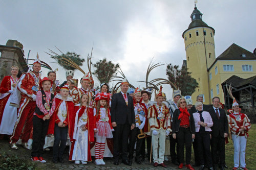Die oberbergischen Tollitäten trotzten dem regnerischen Wetter und folgten gut gelaunt der traditionellen Einladung auf Schloss Homburg. (Foto: OBK)
