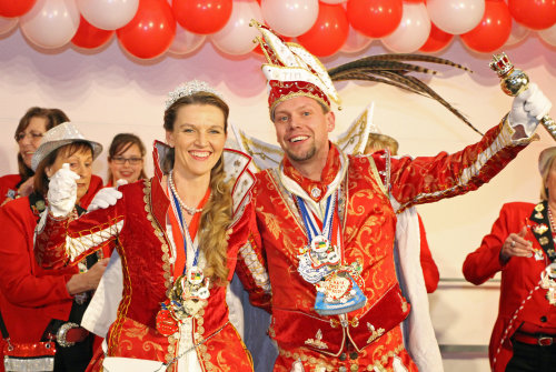 Das Prinzenpaar der Karnevalspartygesellschaft (KPG) Eckenhagen Prinz Tim I. und Prinzessin Helene beim Mottotanz (Foto: OBK)