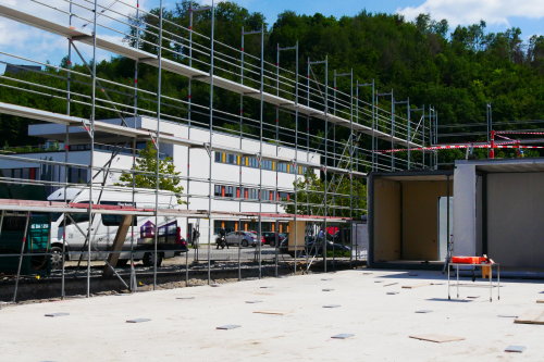 Der Erweiterungsbau entsteht gegenüber des AGewiS-Gebäudes 1 an der Steinmüllerallee. (Foto: OBK) 
