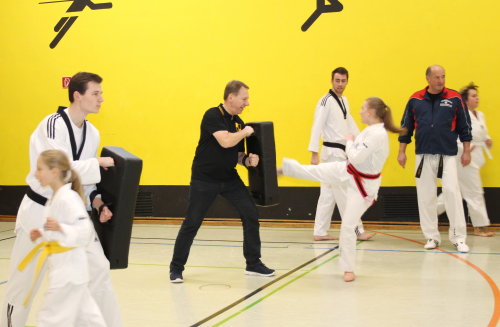 Landrat Jochen Hagt (Mitte) besuchte den VfL Berghausen Gimborn und unterstütze als Trainergehilfe unter anderem beim Taekwondo. (Foto: OBK)