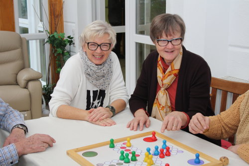 Gabriele Keil-Riegert (Leiterin Amt für Immobilienwirtschaft, l.) und Hildegard Dickschen (Leiterin Kreisordnungsamt) halfen bei der Betreuung in der Johanniter Tagespflege in Wiehl. (Foto: OBK)