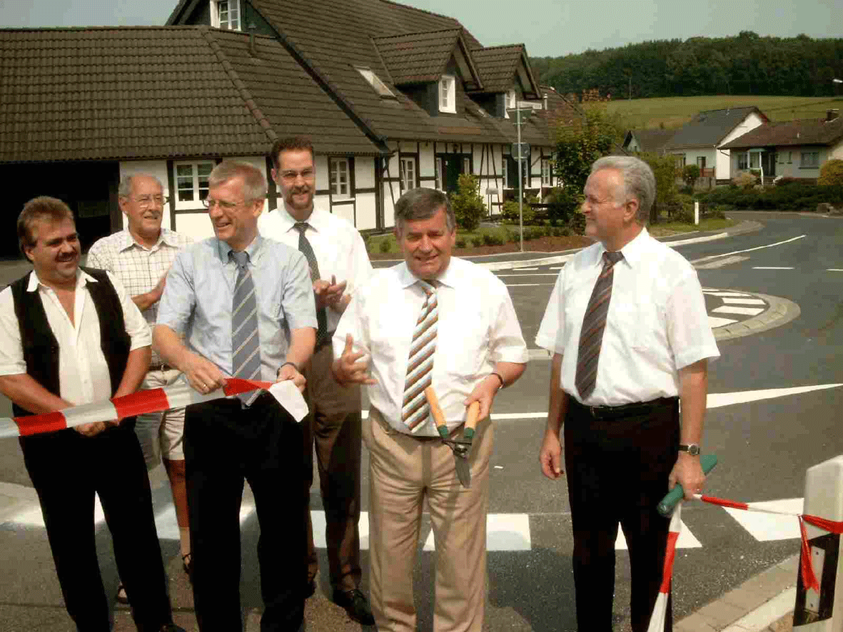 Das Foto zeigt Landrat Hagen Jobi und Bürgermeister Bernd Hombach am 14.07.2005 bei der Eröffnung des Verkehrskreisels in Nümbrecht-Stockheim