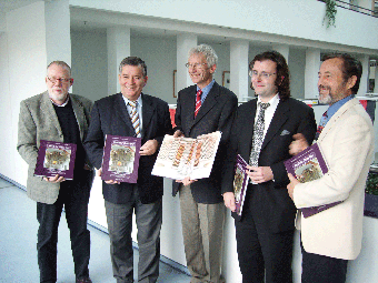 Das Foto zeigt v.l.n.r. Ernst Herbert Ullenboom (Gronenberg-Verlag), Landrat Hagen Jobi, Klaus Saeger (Text), Andreas Wolf (Orgel), Friedemann Fey (Fotos)