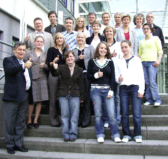 Das Foto zeigt Landrat Hagen Jobi mit den 13 Auszubildenden und Vertretern der Verwaltung nach der Begrüßung vor dem Kreishaus