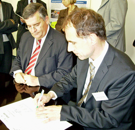 Dr. Norbert Reinkober (r.), Geschäftsführer des VRS, und Landrat Hagen Jobi  unterzeichnen die Mitgliedsurkunde im Verkehrssicherheits-Netzwerk.