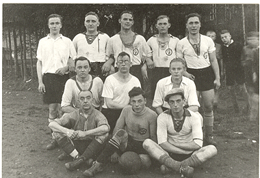 Das Foto zeigt die Betriebsmannschaft der Firma Spitzer aus Dieringhausen um 1938.