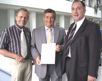 Bild zeigt Dr. Posth, Landrat Jobi und Andreas Orru bei der Übergabe der Urkunde