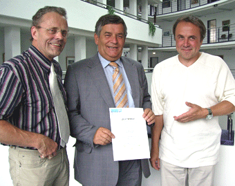 Auf dem Foto sehen Sie Dr. Michael Posth, Leiter der KVHS, Landrat Hagen Jobi und Joachim Scholz