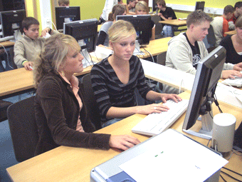 Das Bild zeigt die Schüler der Realschule Lindlar während des Unterrichts am PC.