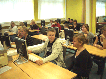Das Bild zeigt den Unterricht mit PC an der Realschule Lindlar.