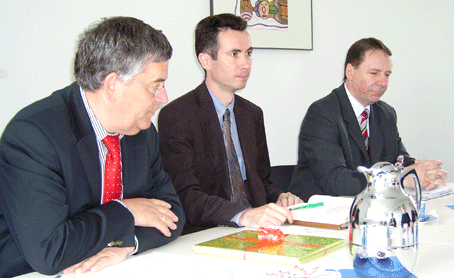 Das Foto zeigt von links nach rechts Landrat Hagen Jobi, Dr. Martin Klein und den Allgemeinen Vertreter des Landrates, Jochen Hagt, während der Eintragung von Dr. Klein in das Gästebuch des Oberbergischen Kreises im Kreishaus